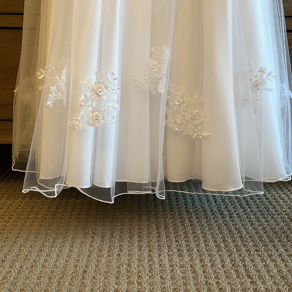 Lauren Marie First Communion Dress, Size 5 - Picture 8 of 16
